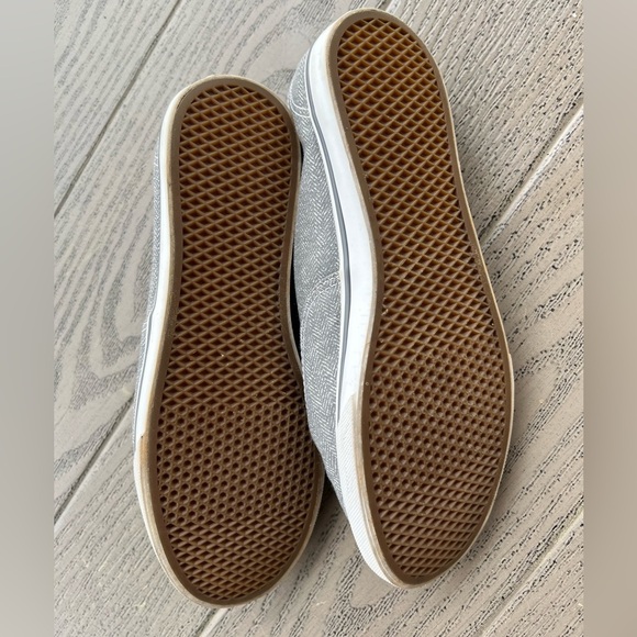 Vans: Gray/White houndstooth Lace Ups: Men 7.5 : Women 9 - Picture 3 of 7